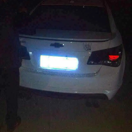 夜間安裝的車輛道閘監(jiān)控攝像頭無法識別車牌，出現反光、白光的情況，應該如何處理