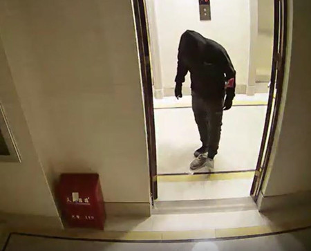 家用監(jiān)控?cái)z像頭曝光監(jiān)控畫面，大門口兩男子行跡鬼祟