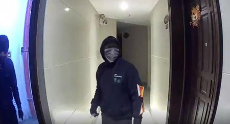 家用監(jiān)控?cái)z像頭曝光監(jiān)控畫面，大門口兩男子行跡鬼祟